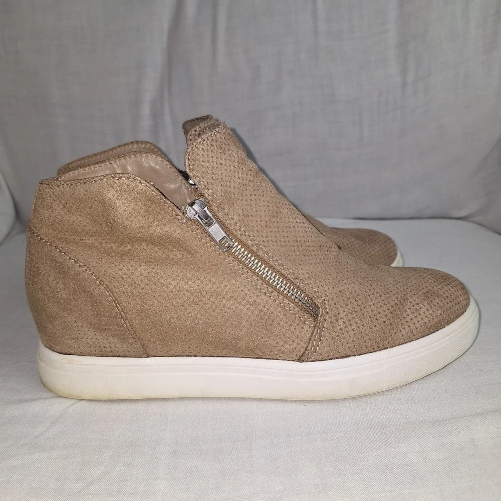 CUSHIONAIRE Hart Tan  Hidden Wedge sneaker Size 8.5 Women's Taupe Fashion Bootie